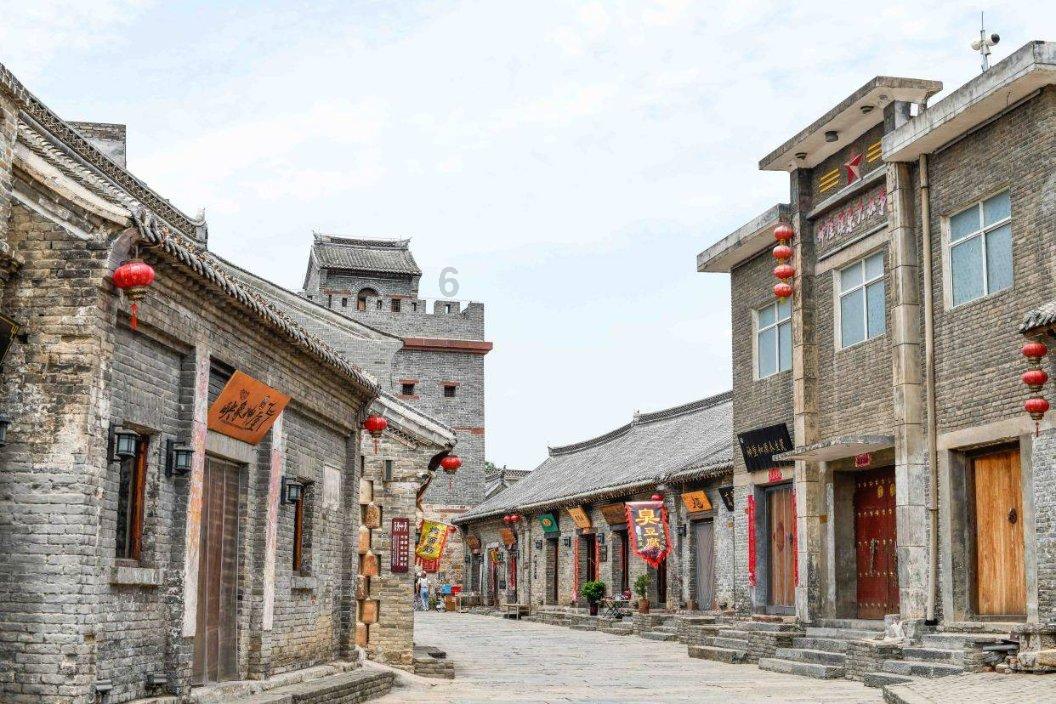 河南省美协专家走进高校 开展第十四届全国美展创作辅导