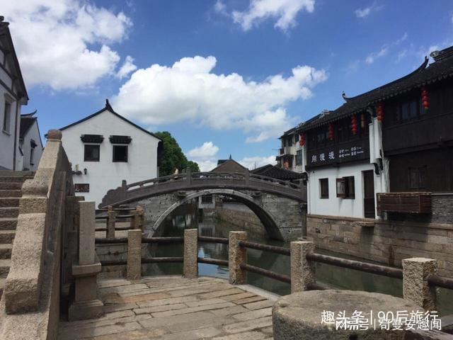 梅根优雅穿黑色吊带裙,与哈里亲昵出席电影首映式,牵手超恩爱